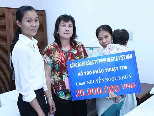 Đại diện các mạnh thường quân trao tiền cho chị Nguyễn Thị Thúy Phận