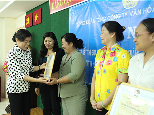 Bà Nguyễn Trần Phượng Trân, Phó Chủ tịch LĐLĐ TP HCM, trao giấy khen cho các tập thể xuất sắc
