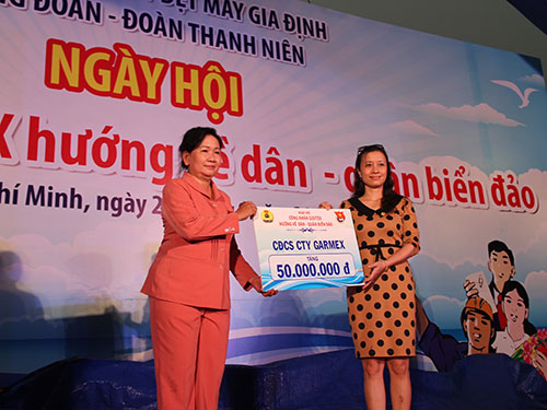 Bà Liêu Sanh Thu Cúc (trái), Chủ tịch Công đoàn Tổng Công ty Dệt may Gia Định, tiếp nhận đóng góp của các đơn vị