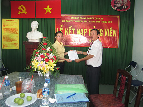 Ông Hoàng Kông Sự, Bí thư chi bộ công ty, trao quyết định cho đảng viên Nguyễn Thị Thu Hiền