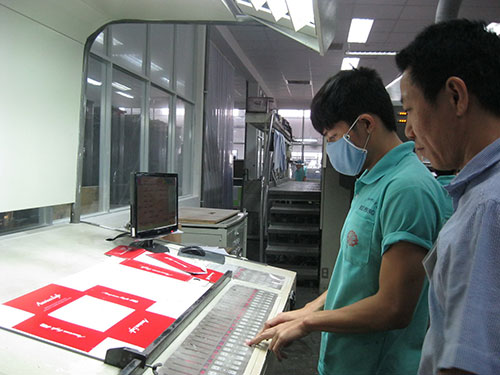 Cán bộ quản lý và công nhân kỹ thuật Công ty TNHH Giày da Huê Phong được tạo điều kiện tiếp cận công nghệ sản xuất hiện đại