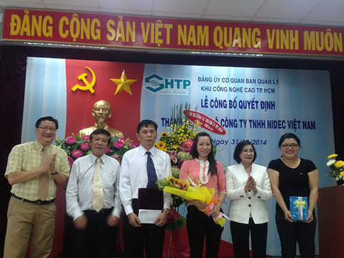 Bà Nguyễn Thị Thu Hà - Ủy viên Trung ương Đảng, Phó Bí thư Thành ủy TP HCM (thứ hai từ phải sang) - tặng hoa chúc mừng chi bộ