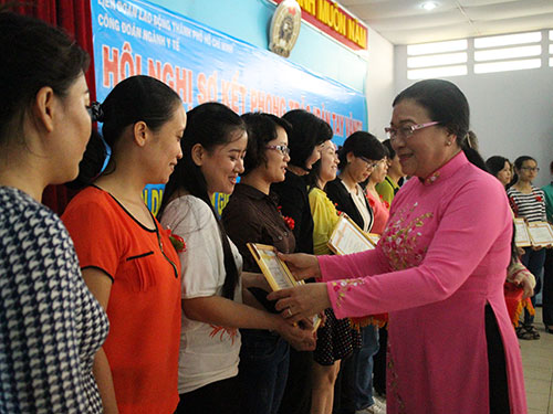 Bà Nguyễn Thị Bích Thủy, Phó Chủ tịch LĐLĐ  TP HCM, trao giấy khen cho các cá nhân xuất sắc