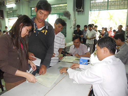 Người lao động có nguyện vọng sang Hàn Quốc trong một lần đăng ký dự kiểm tra tiếng Hàn tại TP HCM