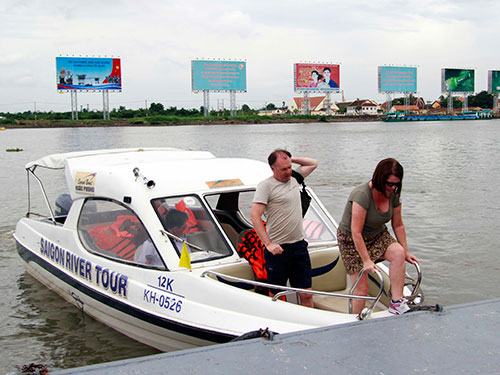 Tàu chở khách du lịch của Saigon River Tour tại bến Bạch Đằng Ảnh: HOÀNG TRIỀU