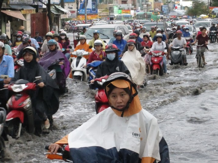 Giao thông di chuyển khó khăn trên đường Xô Viết Nghệ Tĩnh (quận Bình Thạnh).