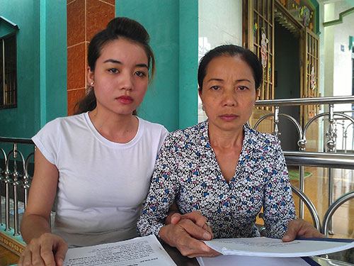 Mẹ con bà Loan khi nhận được bút phê chấp nhận hoãn thi hành án cho tử tù Hồ Duy Hải