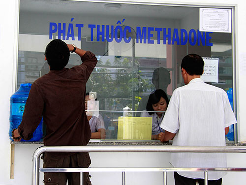 Uống thuốc Methadone để điều trị cai nghiện ma túy ở Trung tâm Y tế dự phòng quận 8, TP HCM 
Ảnh: HOÀNG TRIỀU