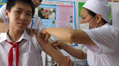 Tiêm vắc-xin sởi - Rubella tại một trường học ở Hà Nội