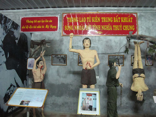 Hình ảnh cai ngục ở nhà tù Phú Quốc tra tấn các chiến sĩ cách mạng
