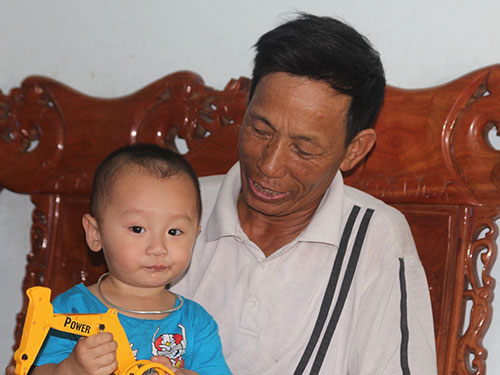 Ông Nguyễn Văn Linh (cha thiếu úy Nguyễn Xuân Tuyển) và con của anh