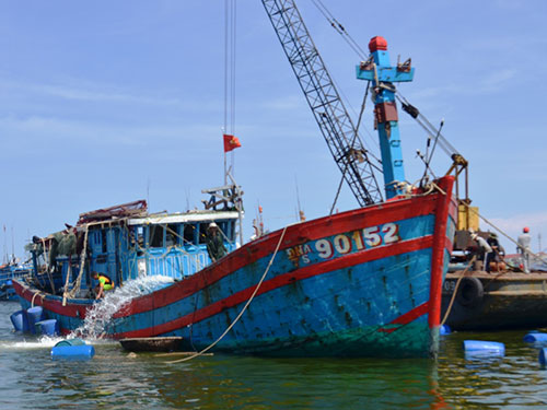 Tàu cá của ngư dân Việt Nam bị tàu Trung Quốc đâm chìm Ảnh: HOÀNG DŨNG