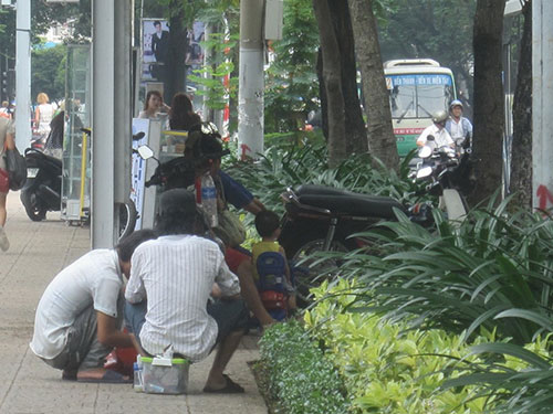 Những con nghiện đang chích thuốc sau trạm xe buýt trên đường Phạm Ngũ Lão (quận 1, TP HCM) Ảnh: Lương Sơn