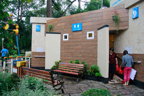 Nhà vệ sinh công cộng tại Công viên Tao Đàn, quận 1, TP HCM Ảnh: HOÀNG TRIỀU