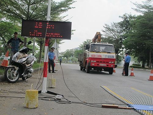 Kiểm tra tải trọng xe trên đường Nguyễn Văn Linh, TP HCM