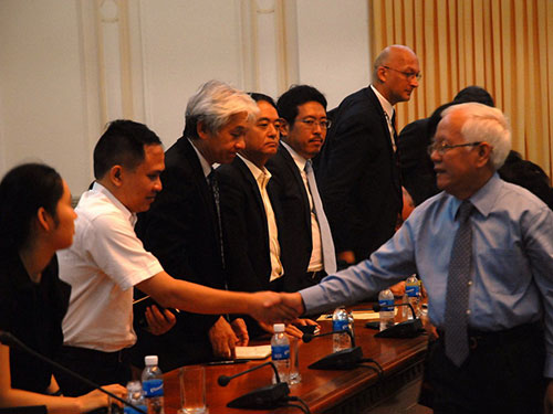Chủ tịch UBND TP HCM Lê Hoàng Quân gặp gỡ các nhà đầu tư nước ngoài Ảnh: THANH XUÂN
