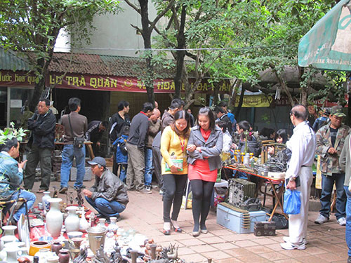 Một góc phiên chợ đồ xưa ở Hà Nội