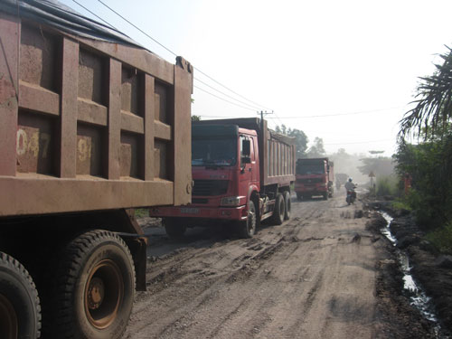 Một đoạn đường Tân Cang vừa được đắp đất sửa chữa tạm thời thì lập tức đã bị xe ben “cày xới”