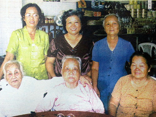 Cụ Tư Bạn (bìa trái), cụ Sáu Miên (ngồi giữa) và những phụ nữ thế hệ thứ ba của họ Bùi kế nghiệp