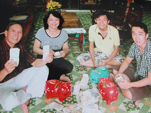 Gia đình ông Nguyễn Ngọc Tương “xẻ thịt” heo đất để giúp đỡ học sinh nghèo