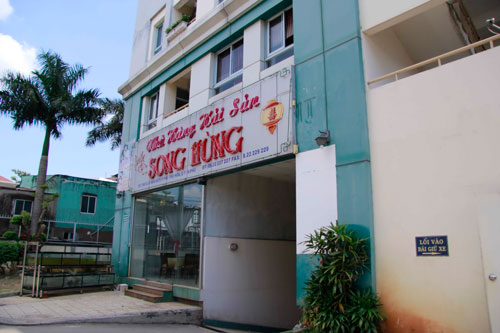Phần diện tích sử dụng chung của chung cư 584 Phú Thọ Hòa bị chủ đầu tư chiếm dụng xây nhà hàng cho thuê Ảnh: HOÀNG TRIỀU