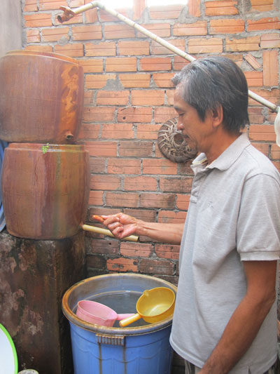 Dù qua 2 bể lọc nhưng nước ở nhà ông Huỳnh Văn Mười (xã Đông Thạnh, huyện Hóc Môn, TP HCM) vẫn đầy phèn và có mùi tanh