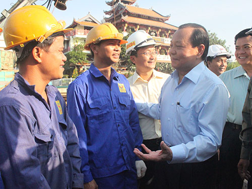 Bí thư Thành ủy TP HCM Lê Thanh Hải chúc Tết các công nhân, kỹ sư trên công trường thi công cầu Bông