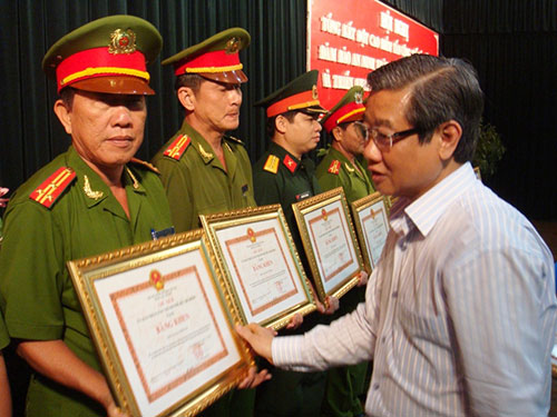 Ông Hứa Ngọc Thuận, Phó Chủ tịch UBND TP HCM, tặng bằng khen cho các tập thể, cá nhân đạt thành tích trong đợt cao điểm tấn công trấn áp tội phạm