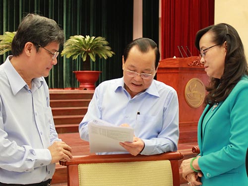 Ông Lê Thanh Hải - Ủy viên Bộ Chính trị, Bí thư Thành ủy TP HCM (giữa) - trao đổi với các lãnh đạo TP tại hội nghị