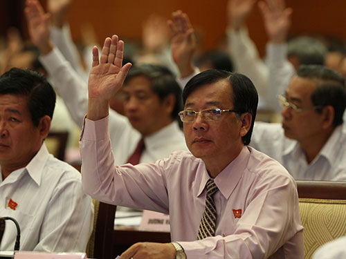 Các đại biểu biểu quyết thông qua tờ trình trong ngày họp đầu tiên HĐND TP HCMẢnh: QUANG LIÊM