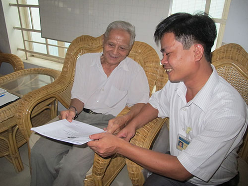 Ông Lê Quang Minh Hoài vui mừng khi nhận bảng photocopy sổ hồng