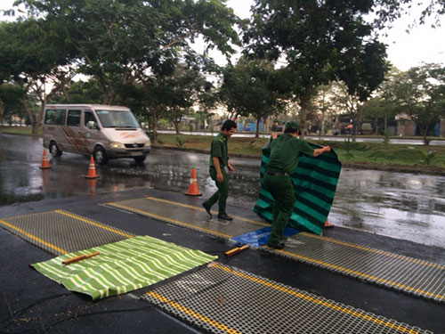 Trời mưa, một trạm cân ở TP HCM phải “trùm mền”
