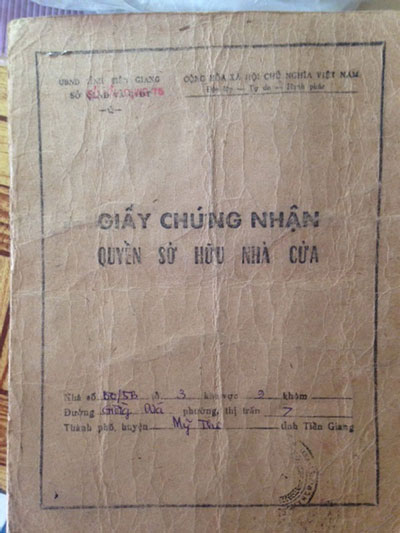 Căn nhà của bà Bùi Thị Nhàn mà ông Lâm Văn Dung đang ở (ảnh lớn) và giấy chứng nhận quyền sở hữu nhà cửa hợp pháp của bà Nhàn