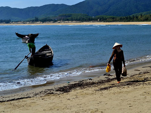 ... Đàn bà đi biển mồ côi một mình                                                Ảnh: AN NGUYÊN