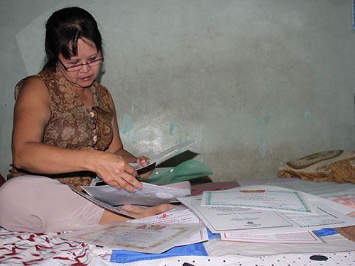 Đôi mắt của chị Lâm Thị Lang đang mờ dần vì lo cho các con ăn học