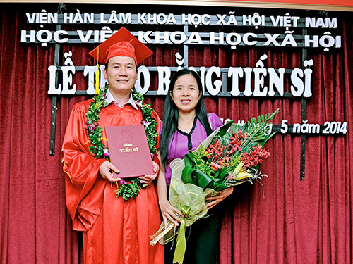 Đại úy Nguyễn Thanh Minh cùng vợ trong ngày anh nhận học vị tiến sĩ