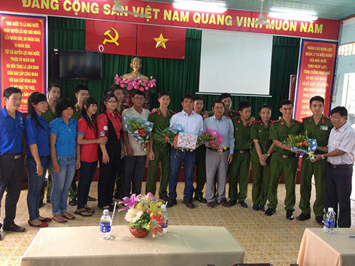 Thành viên CLB Phòng chống tội phạm xã An Nhơn Tây giao lưu với học viên Trường Cao đẳng Cảnh sát Nhân dân II và các “hiệp sĩ” phường Phú Hòa
