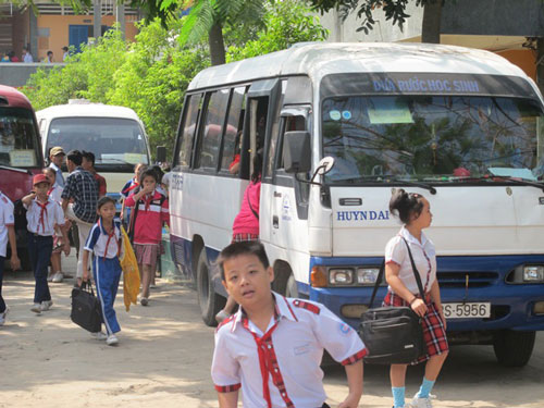 Các học sinh đi xe đưa rước tại Trường THCS thị trấn Củ Chi, huyện Củ Chi, TP HCM 	   Ảnh: THU HỒNG