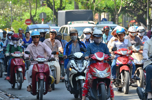 UBND TP cần giải trình thêm một số vấn đề về thu phí xe máy  Ảnh: TẤN THẠNH