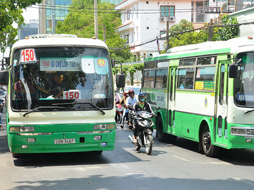 Xe buýt đua nhau chạy trên đường Điện Biên Phủ, TP HCM Ảnh: TẤN THẠNH