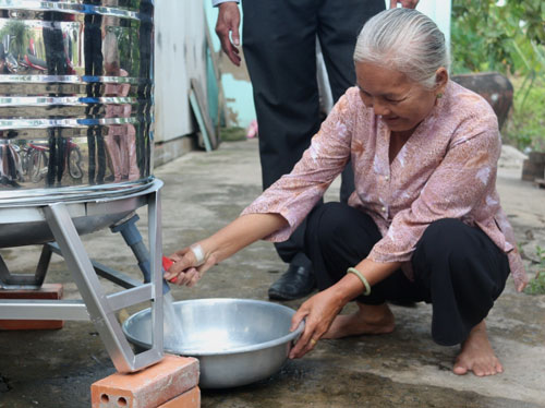 Người nhà ông Dương Văn Hải vui mừng vì có bồn chứa nước để sử dụng Người nhà ông Dương Văn Hải vui mừng vì có bồn chứa nước để sử dụng