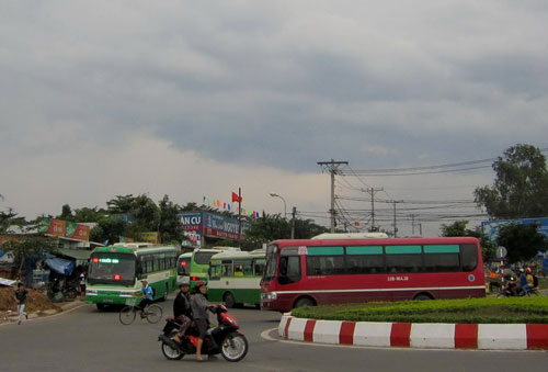 5 chiếc xe buýt chen nhau tại đoạn qua vòng xoay 621 gần siêu thị - nhà sách Nguyễn Văn Cừ, khu Làng ĐH Ảnh: GIA MINH