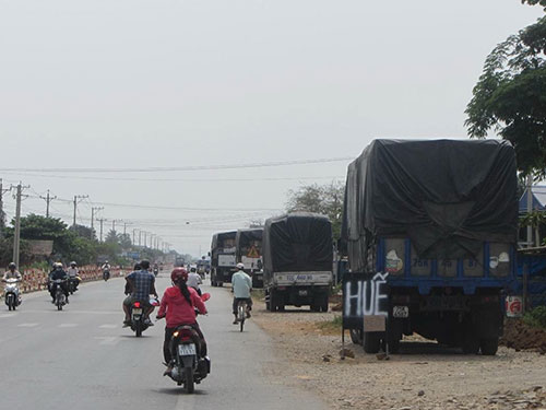 Xe tải tấp vào lề Quốc lộ 1 ở Bình Thuận “thi gan” với trạm cân Ảnh: BẠCH LONG