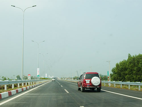 Những phương tiện đầu tiên lưu thông trên đường cao tốc TP HCM - Long Thành - Dầu Giây