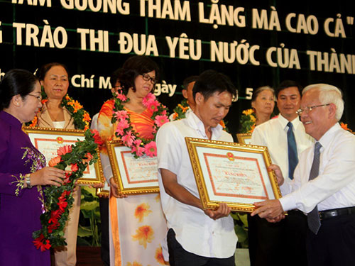 Chủ tịch UBND TP HCM Lê Hoàng Quân tặng bằng khen cho anh Lê Văn Thái, người tặng xe đạp cho trẻ em nghèo