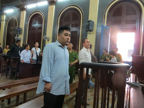 Nguyễn Quốc Tân (trái) và Phạm Hoàng Đình Hùng tại phiên tòa