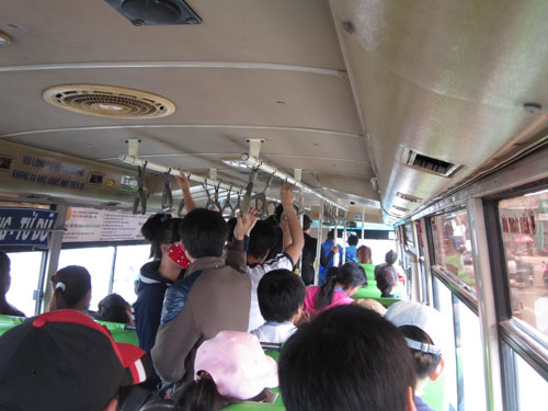 Xe buýt đông khách là điều kiện để bọn móc túi hoạt động Ảnh: GIA MINH