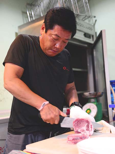 Đó chính là quán Sky Barbecue ở ngã tư Phạm Văn Nghị - Cao Triều Phát của ông Woo Sang Ho, 48 tuổi, đến từ thủ đô Seoul (Hàn Quốc).