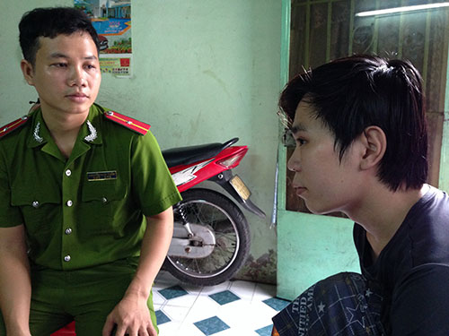 Phạm Văn Quý hỏi thăm công an khu vực khi nào mình được đưa đi cai nghiện theo diện tự nguyệnẢnh: VÕ LÊ