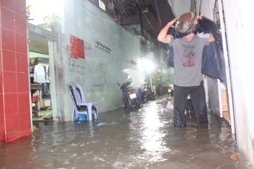 Nước tràn vào nhà của nhiều người dân tại đường D1 (quận Bình Thạnh.